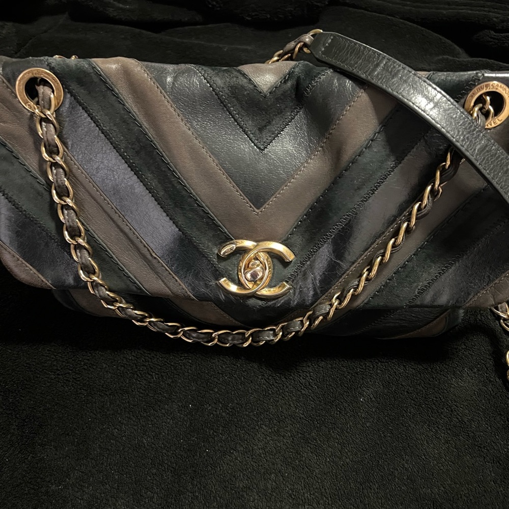 AUTHENTIC USED CHANEL BROWN AND BLACK CHEVRON SUEDE AND LEATHER MEDIUM BAG